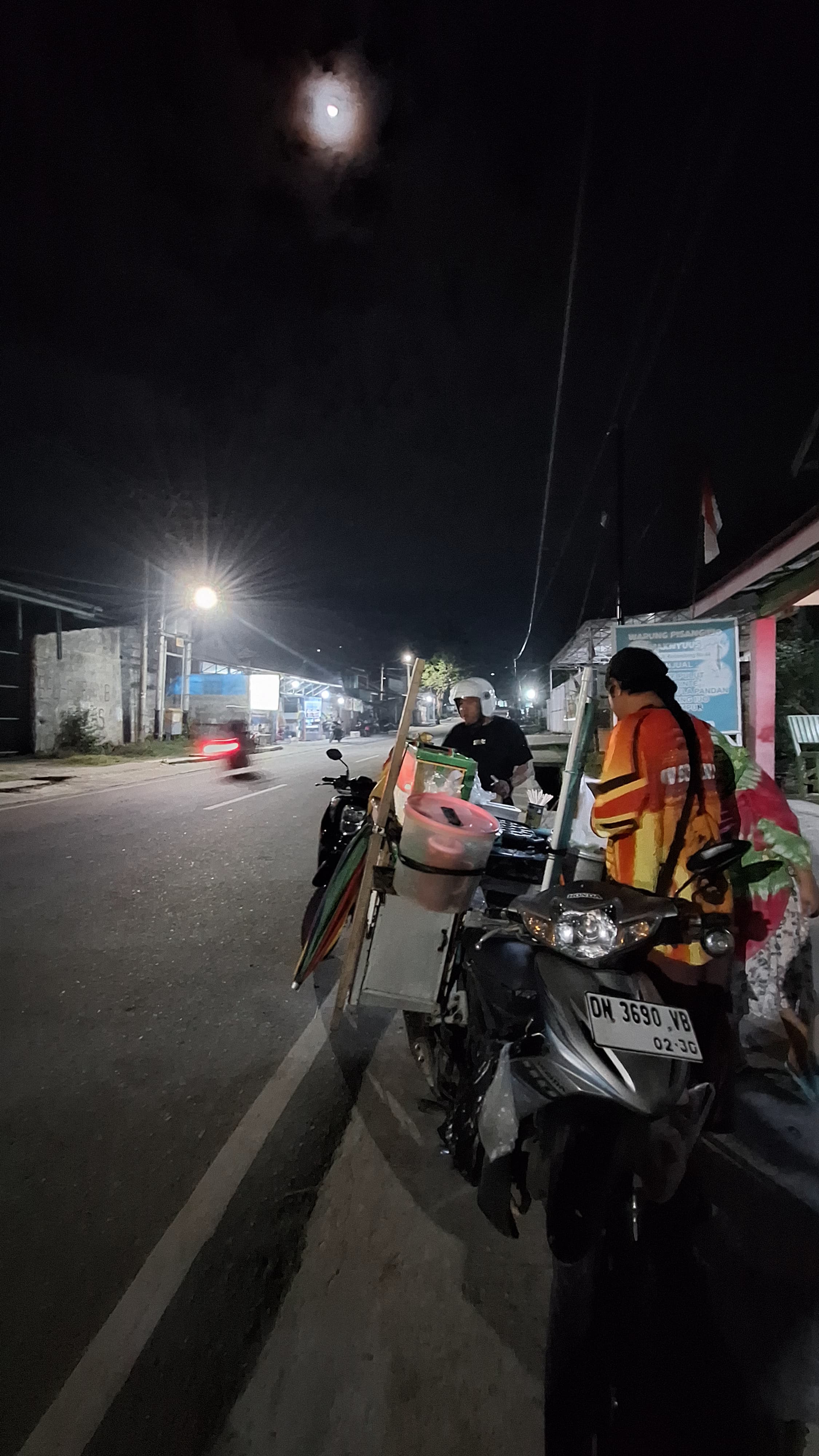 DINAS SOSIAL KABUPATEN DONGGALA SALURKAN BANTUAN LOGISTIK UNTUK KORBAN BANJIR DI KECAMATAN SINDUE